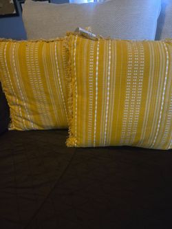 Vendo  4 cojines decorativos, 2 vistas,,,blanco y amarillo