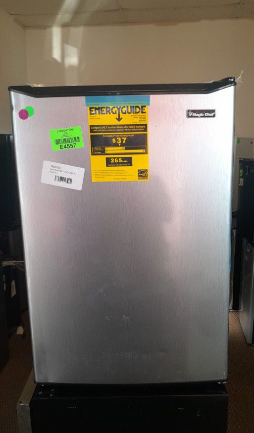 NEW MAGIC CHEF HMTR450SE 4.5 cu. ft. Mini Fridge Refrigerator