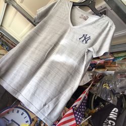 Women’s Yankees Shirt Size M