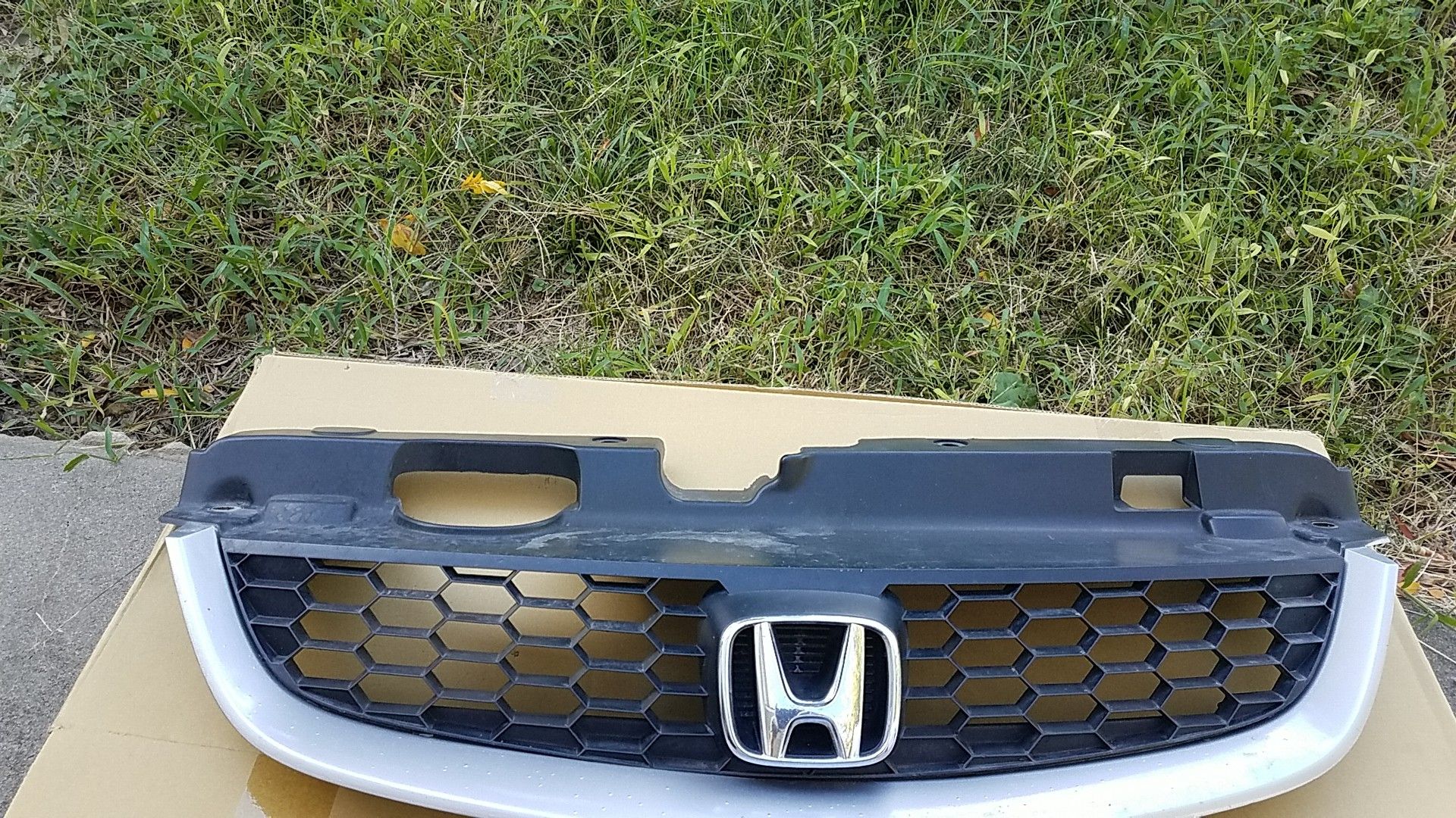 2004 Honda Civic grill