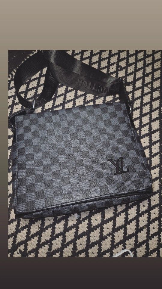 MESSENGER BAG