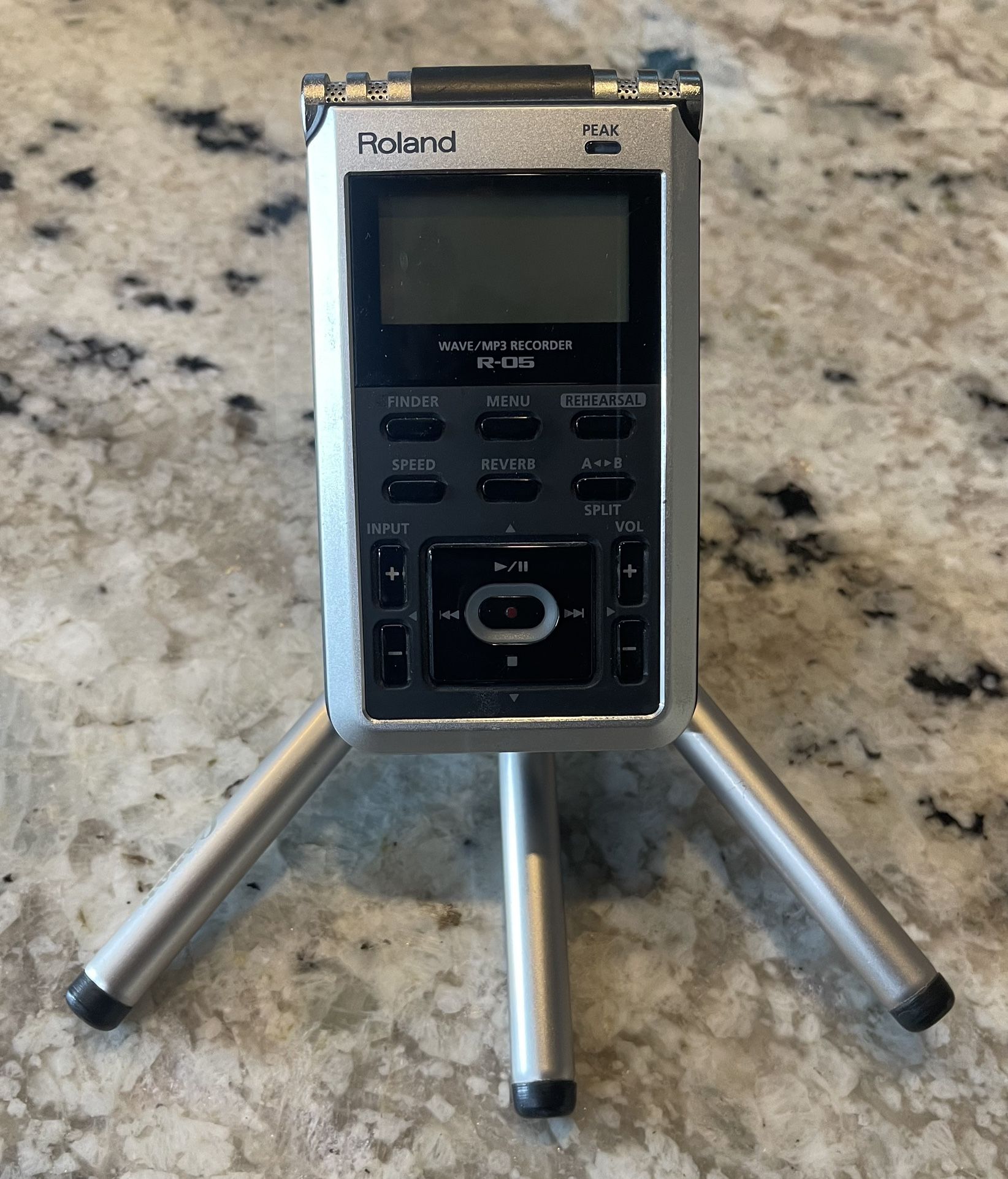 Roland R-05 Studio portable WAVE / MP3 linear PCM Recorder Tested Working!!