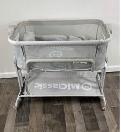 Baby bassinet with wheels