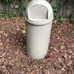 Rubbermaid Plastic trashcan with window and  lid 