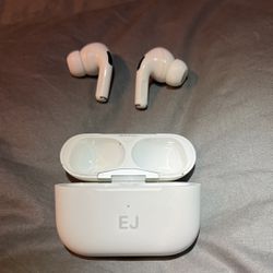 Apple AirPods Pro With Free Wireless Charger 