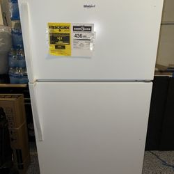 Whirlpool 20.5-cu ft Standard-Depth 33-in Wide Top-Freezer Refrigerator
