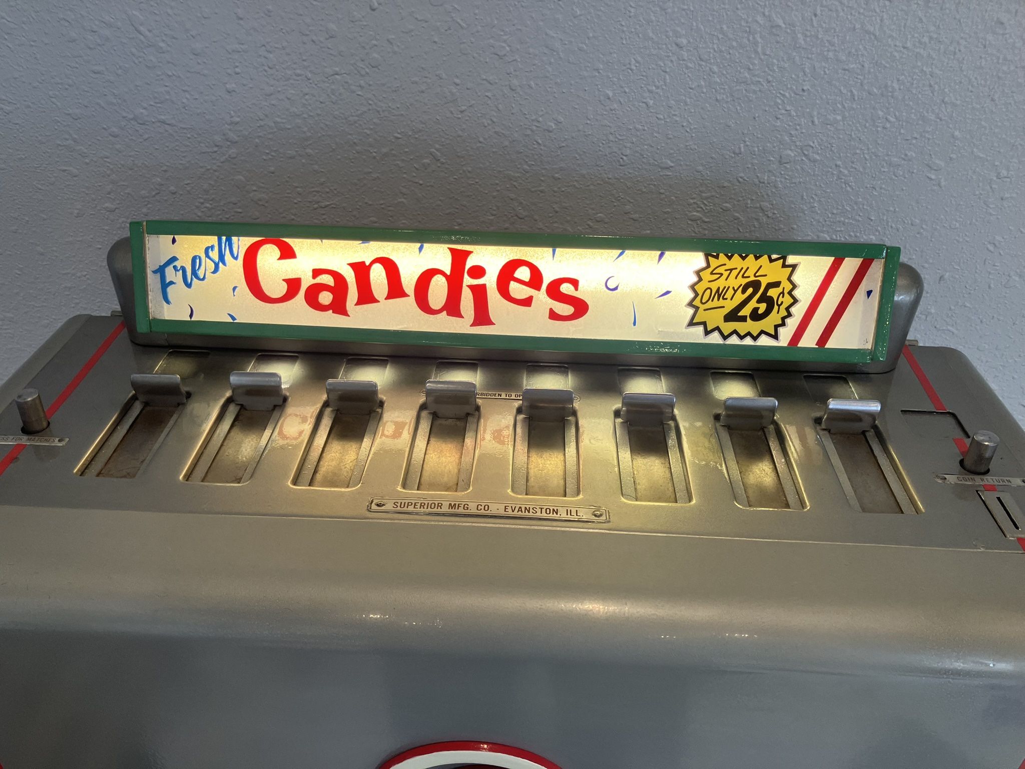 TODAY ONLY !!!CHEAP!!! $250!! 1950s VINTAGE CANDY or cigarette machine.
