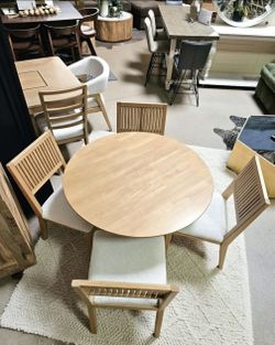 42" Natural Finish 5 pc Dining set!