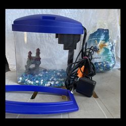 AqUARIUM WITH FILTER PUMP SET-9 1/2 x8 x5 inches- 2 bogs of rocks take all for In EAGLE ROCK FIRM PRICE  