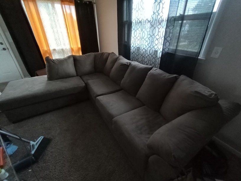 Gray 2-Piece Sectional With Chaise