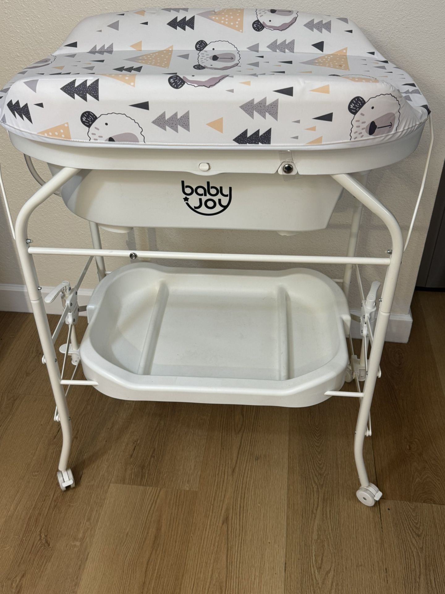 Super Changing Table And Bathtub