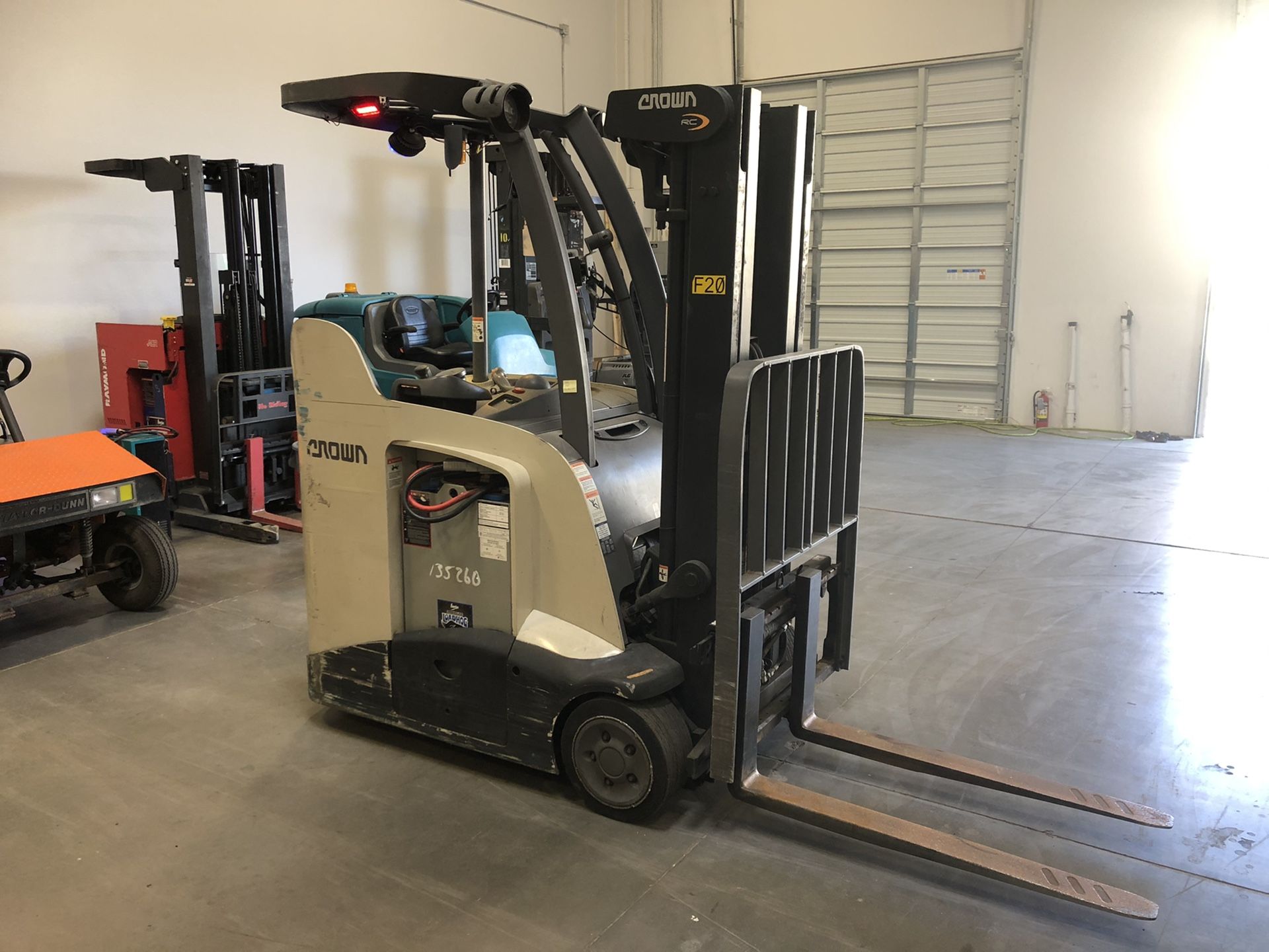 2013 Crown Electric Forklift 1900 hours