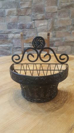 Decorative hanging basket
