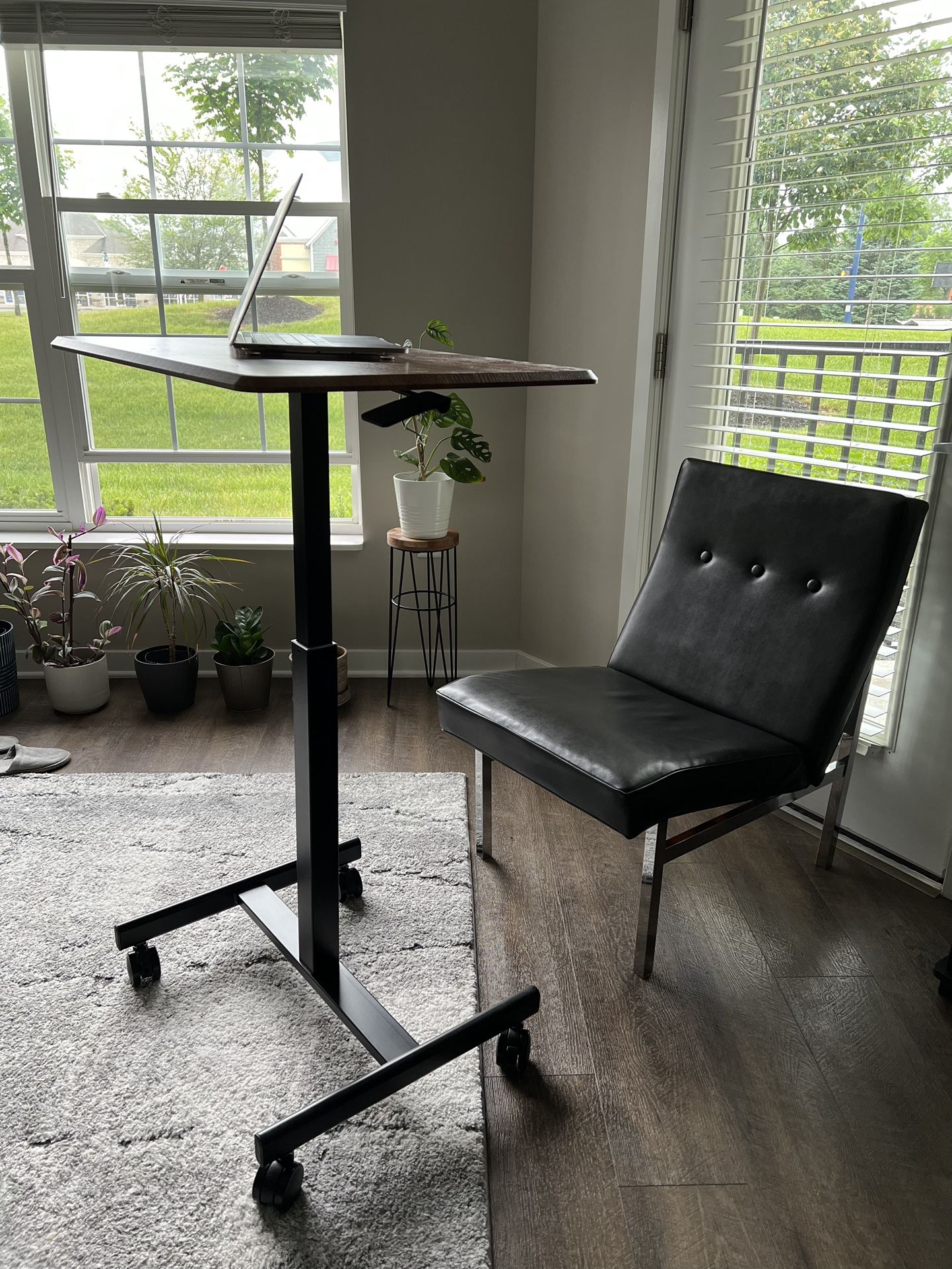 Standing Desk / Great for even 6”2’ Height/ Barely Used!