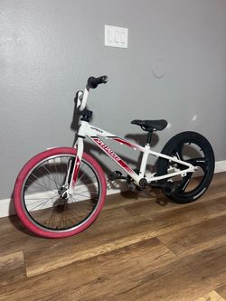 Specialized Hotrock 20” One tire holds air