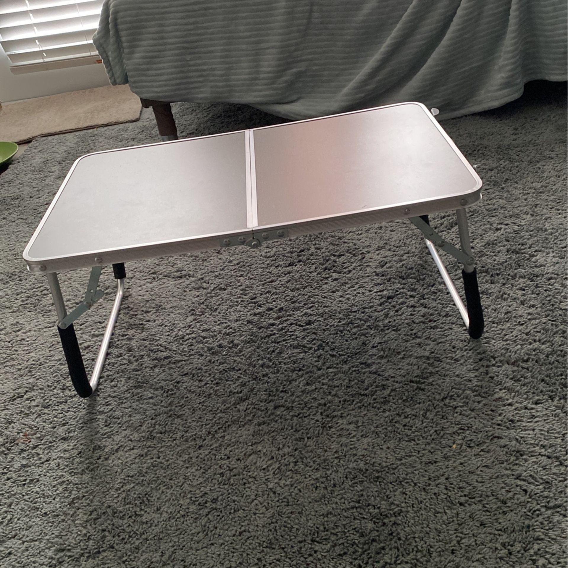Foldable bed table