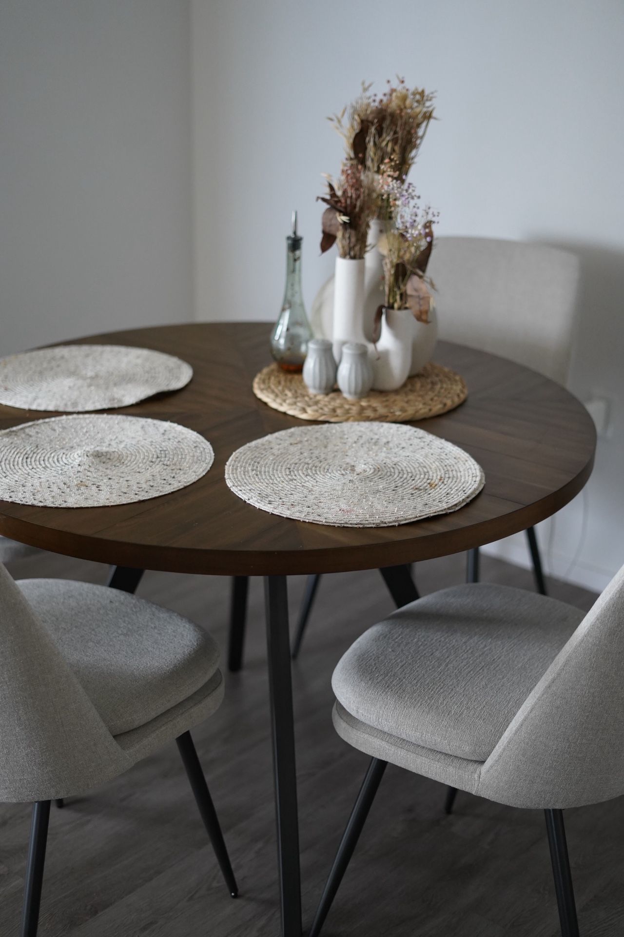 Dining table + 4 chairs