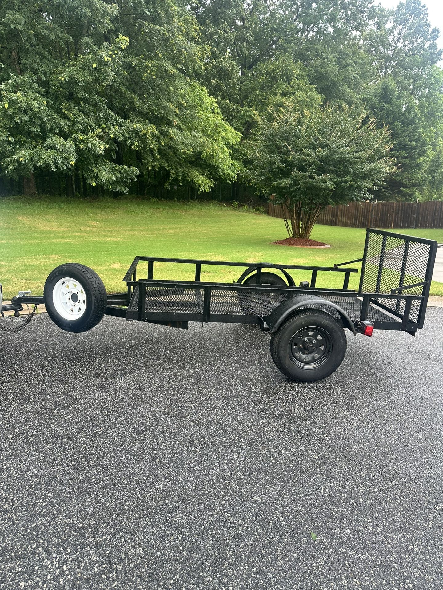 4.5X8 NICE UTILITY TRAILER.