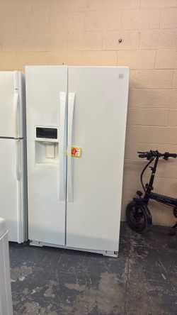 Nice like new Kenmore refrigerator