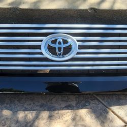Toyota Tundra Limmited Grill