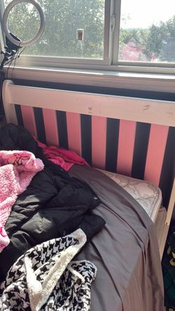 Twin pink white bed w/ mattress