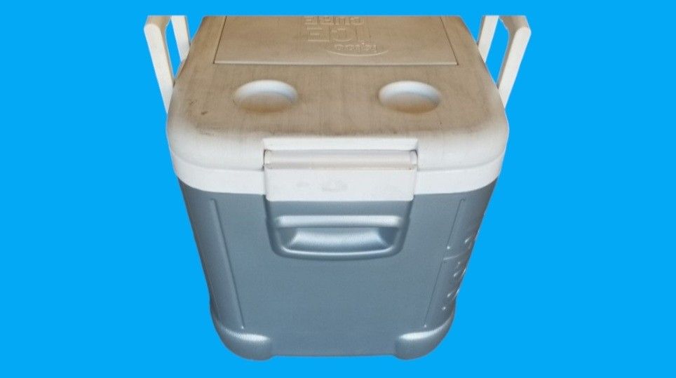 IGLOO Winder Farms Cooler $20 with Cup Holders & Ice Storage Up Top