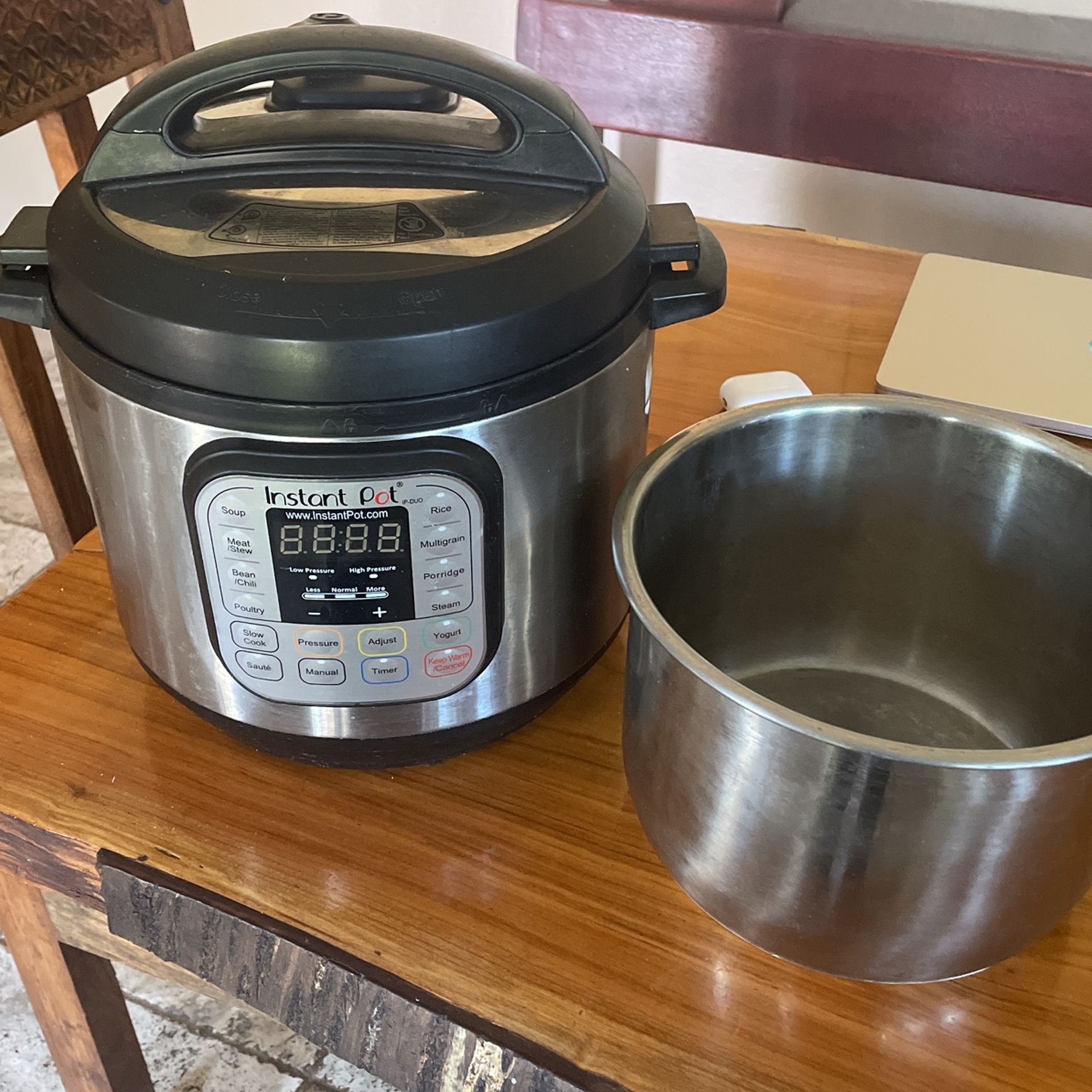 Instant Pot 6qt Plus Mealthy Air Fryer Attachment Plus Extra Inner Pot.