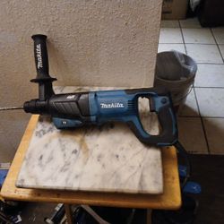 Makita HR2641 1" Corded SDS-Plus Rotary Hammer drill. 