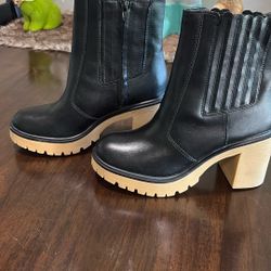 Boots Size7n  a half