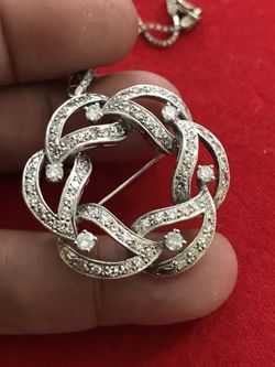 18k white gold pendant - brooch lots of diamond around it