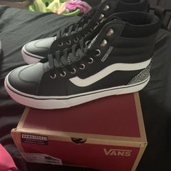 New In Box Womens Size  9.5/Mens Size 8 Vans Sneakers