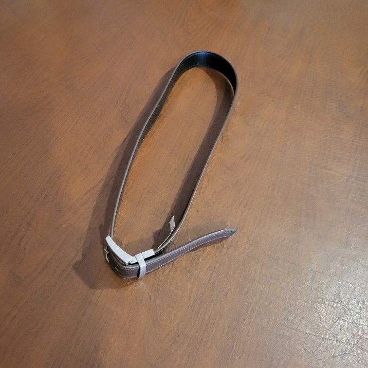 Timberland Sz 40 Black Leather Belt 1488 001R New, with tags. Silver
tone buckle. New, no tags, never been worn