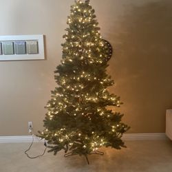 Chrismus Tree 7.5 Feet With WORKING LIGHTING SALE!! HURRY!!