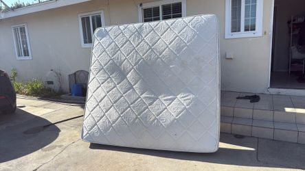 Cal king mattress ( Free )