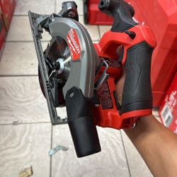 Milwaukee M12 Fuel Circular Saw 