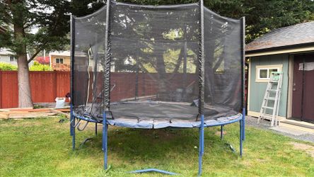 Trampoline with a water sparkler
