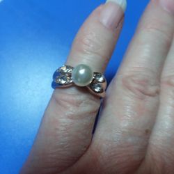 Size 5 Beautiful Rose Gold Plated Pearl Ring With Clear Crystals
