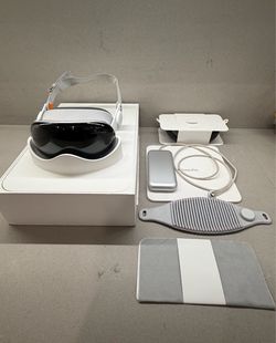 Apple Vision Pro 256GB (1st Generation) MQL83LL/A Headset