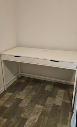 White desk or vanity