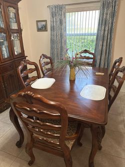 Excellent condition Dining room set with extra leaves