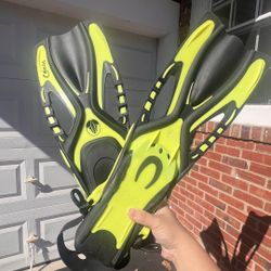 NEW! Fins Size-M U.Ssize 4.5~8.5  outdoor recreational scuba diving & snorkeling Akona Caicos Fins   ENHANCED PROPULSION - Vented blade design efficie