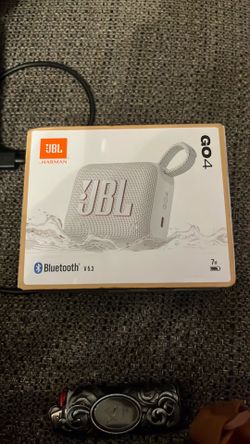 White JBL GO 4