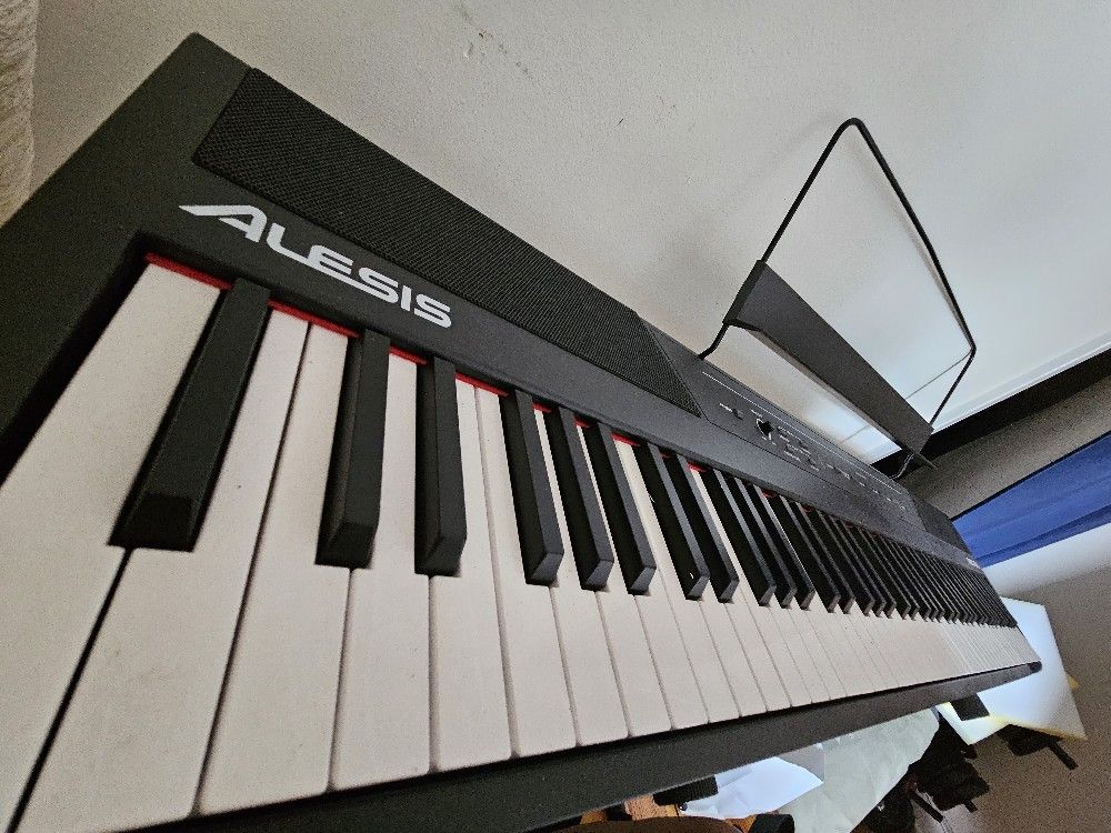 Piano keyboard ALESIS with bench