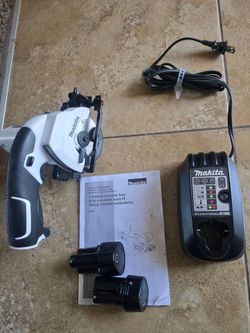 MAKITA SIRCULAR SAW 12V. 2 BATTERIES. COMBO