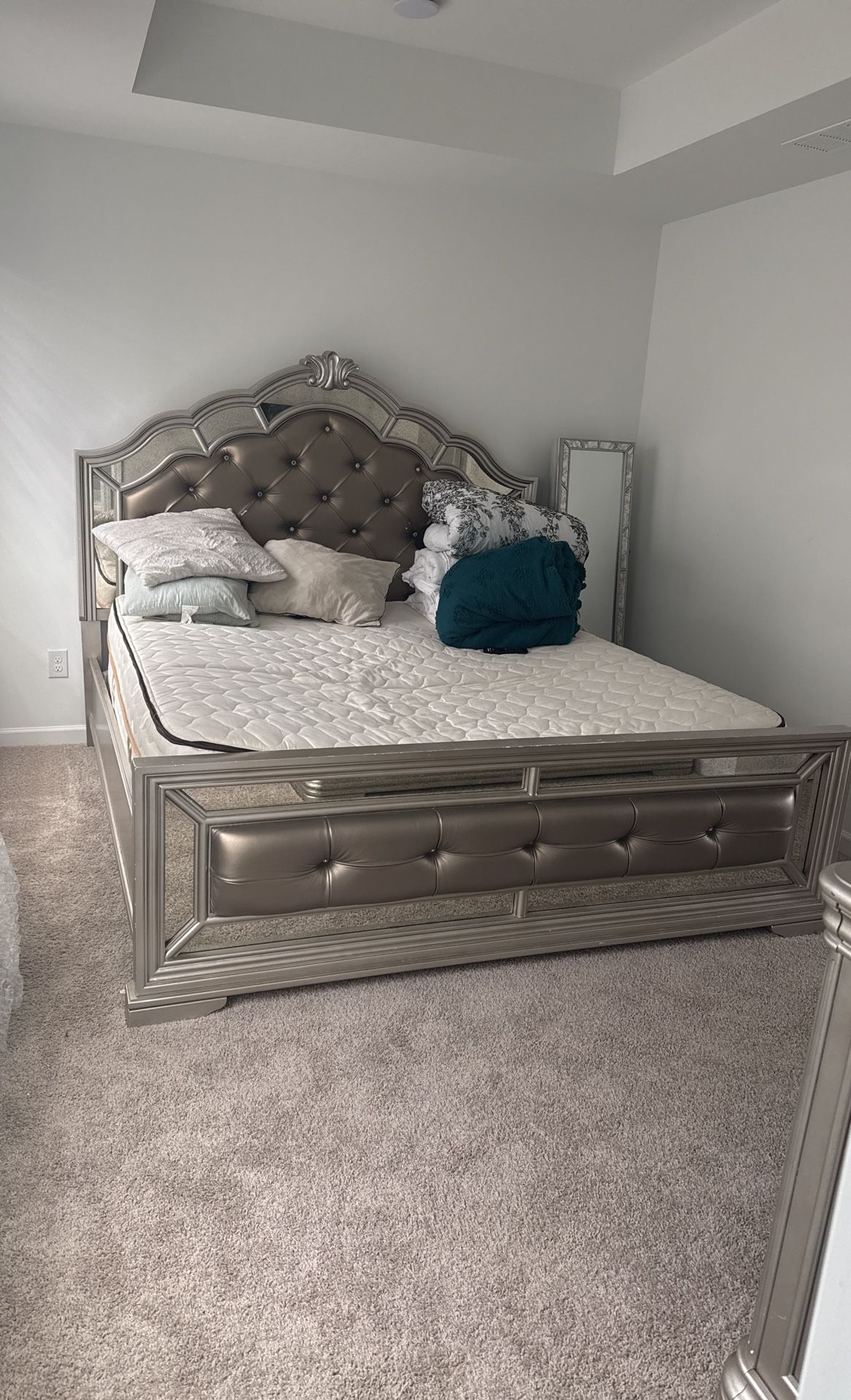 Elegant King Bedroom Set – Bed, Dresser with Mirror, and Jewelry Cabinet