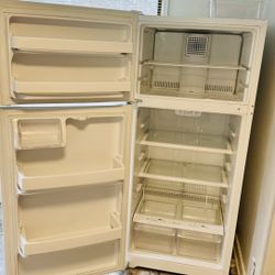 GE Refrigerator With Top Freezer 
