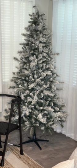 Christmas tree 7’5 feet