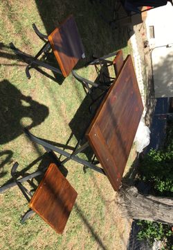 Table and 4 small stools