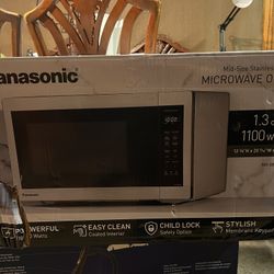 Panasonic NN-SB65NSD 1.3 cu ft Countertop Microwave Oven, 1100 Watts, Glass Door