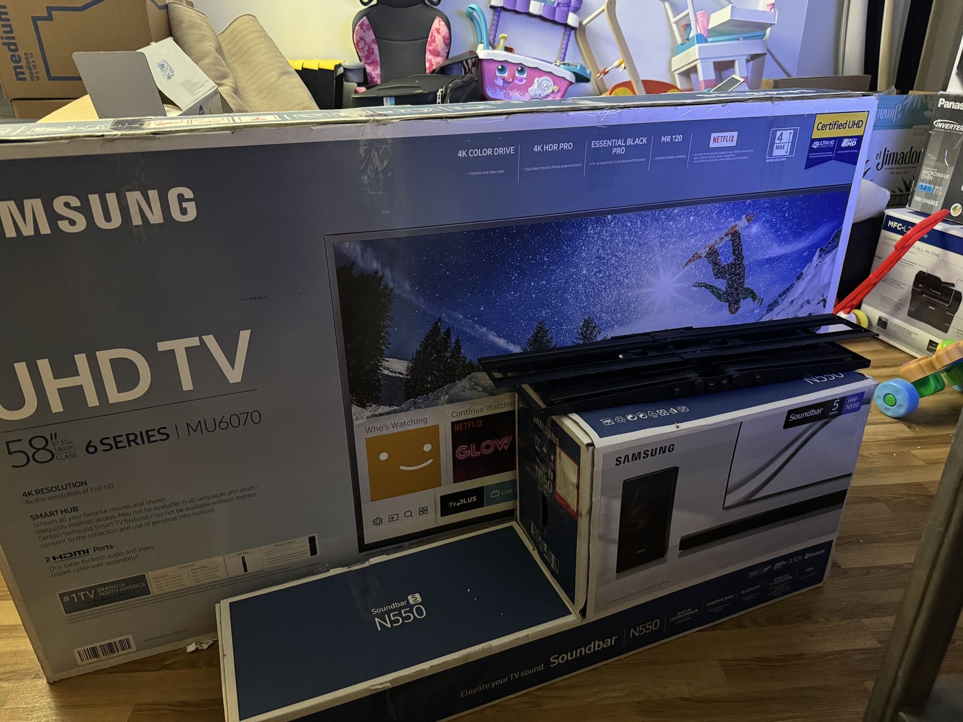 Samsung TV + Soundbar + Wall mount